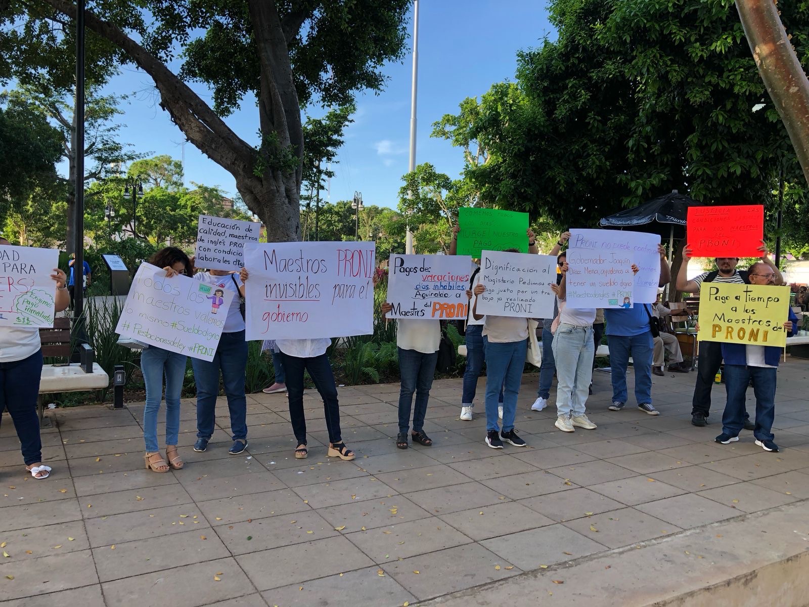 MAESTROS DE INGLÉS EXIGEN PAGO DE SUELDO - Red Digital Informativa